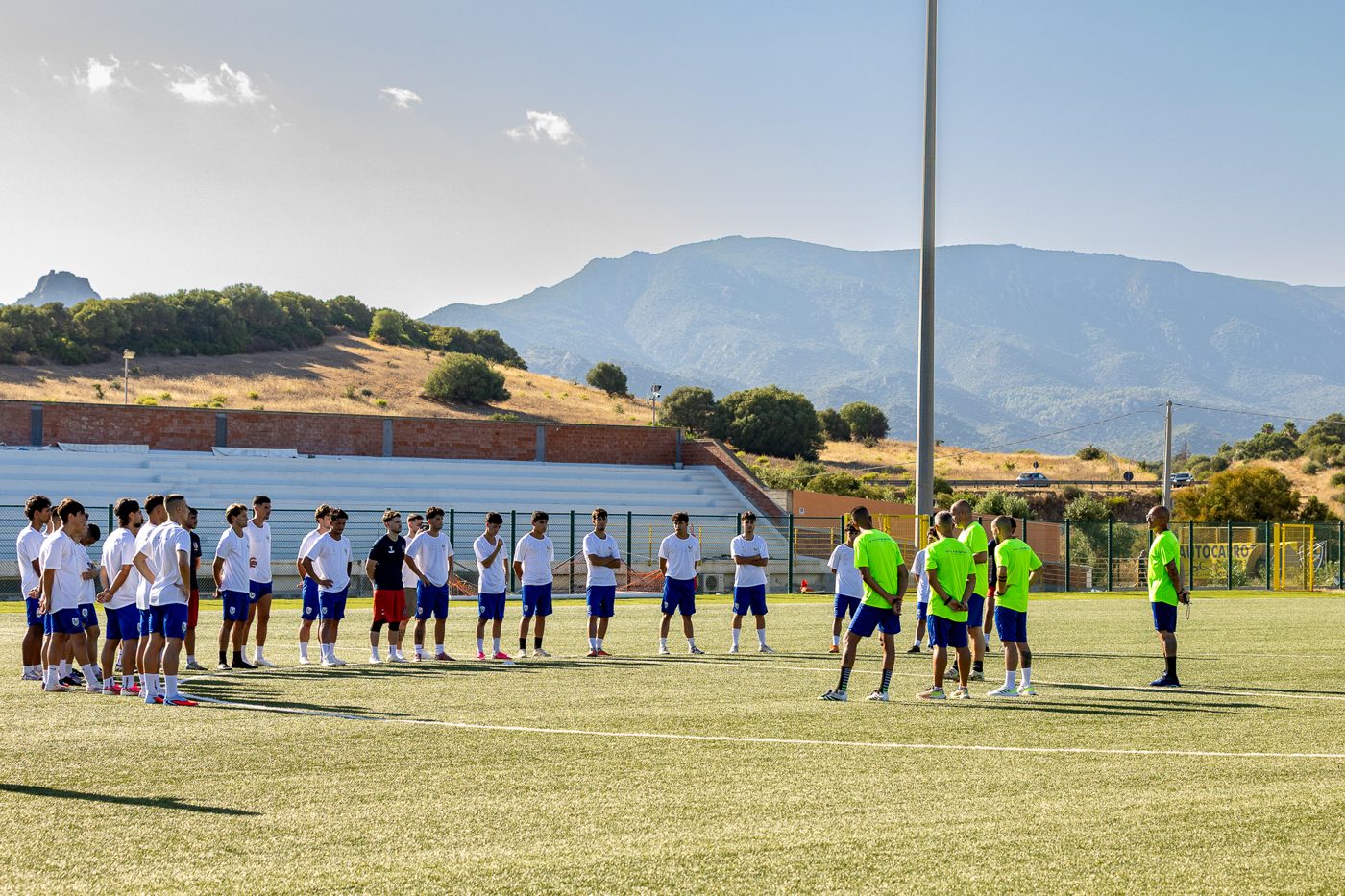 Due giocatori del Villasimius sorridono in allenamento